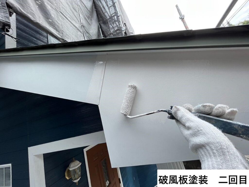 破風板の二回目塗装を行います。
